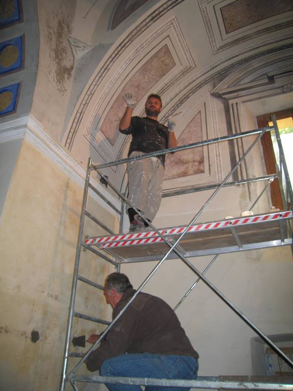 Silvestre and Paulo Ferruzzi restoring the Madonna del Monte chapel